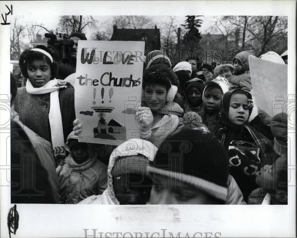 Press Photo Anne Rashid Prosest Catholic Church Closing - RRW90041 - Historic Images