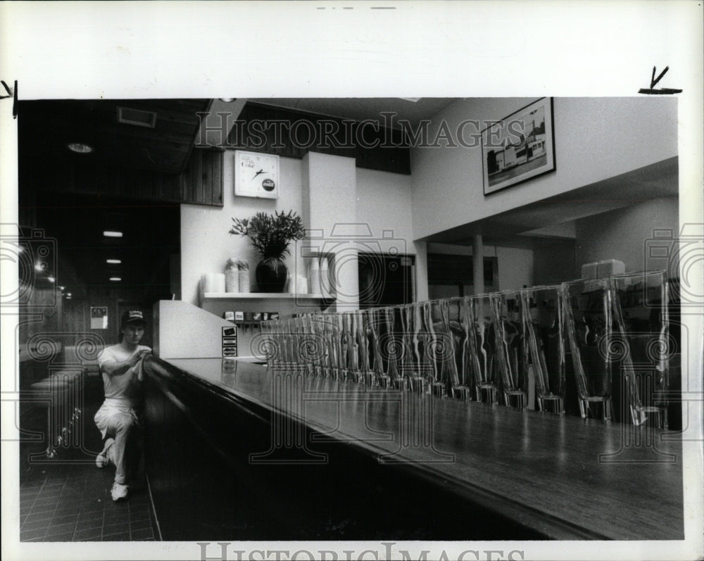 1993 Press Photo Tim Kloski Polishing Bar &quot;Traffic Jam&quot; - RRW90069 - Historic Images