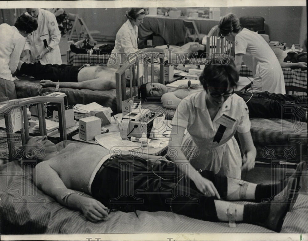 1966 Press Photo Doctors Taking Physicals - RRW90135 - Historic Images