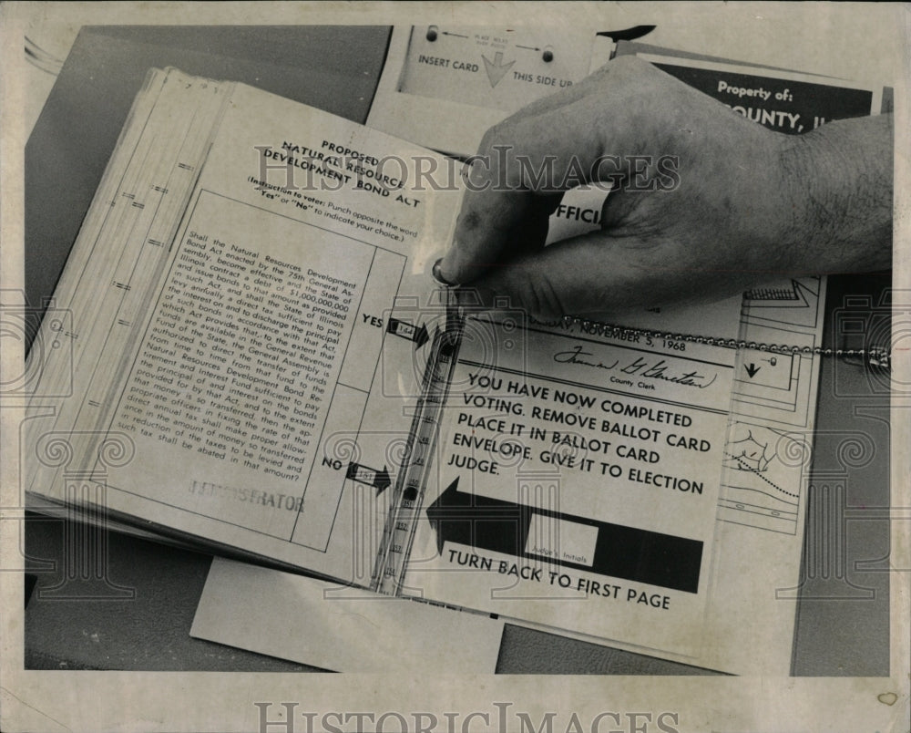 1982 Press Photo VOTING COMPUTER CARDS ILLINOIS - RRW90139 - Historic Images