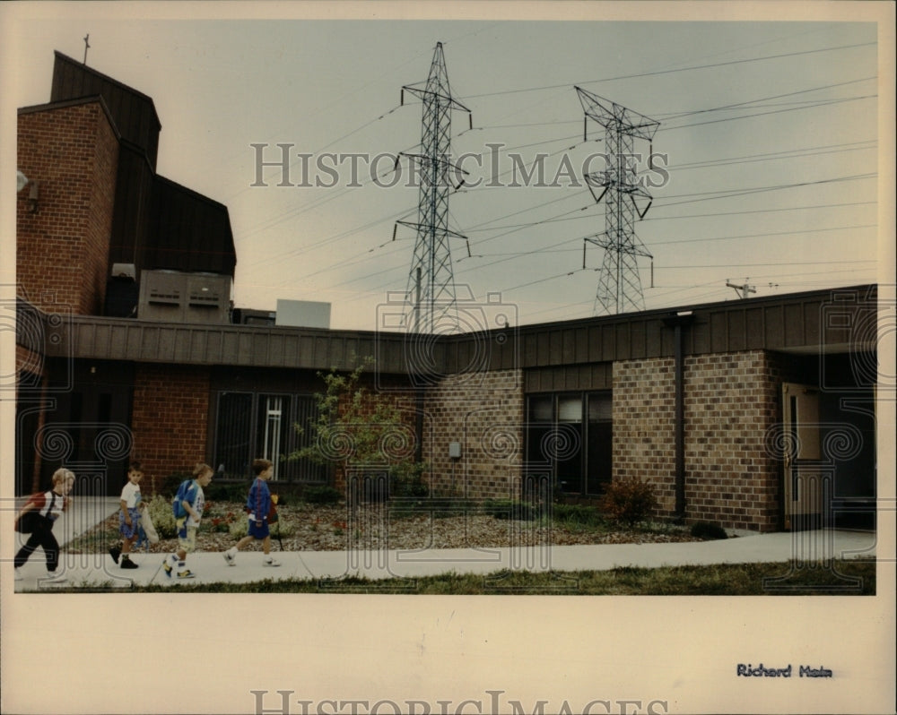 1991 Press Photo Children Running To Preschool Building - RRW90151 - Historic Images