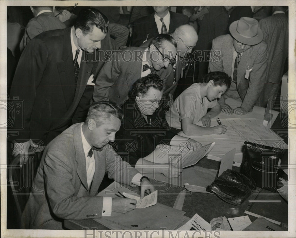 1952 Press Photo Official canvas of election at city ha - RRW90183 - Historic Images