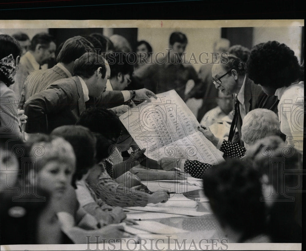 1974 Press Photo Manual tabulation of election returns. - RRW90195 - Historic Images