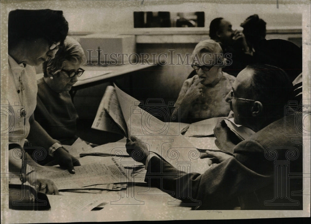 1968 Press Photo election judges count ballots judicial - RRW90199 - Historic Images