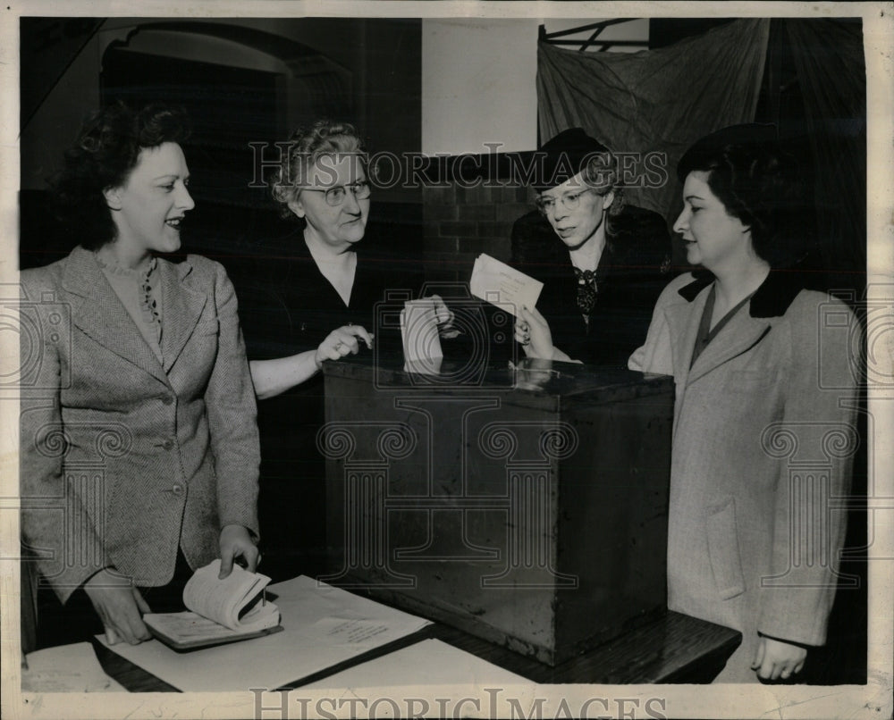 1945 Press Photo ELECTION OAK PARK MRS. R. THOMAS - RRW90219 - Historic Images