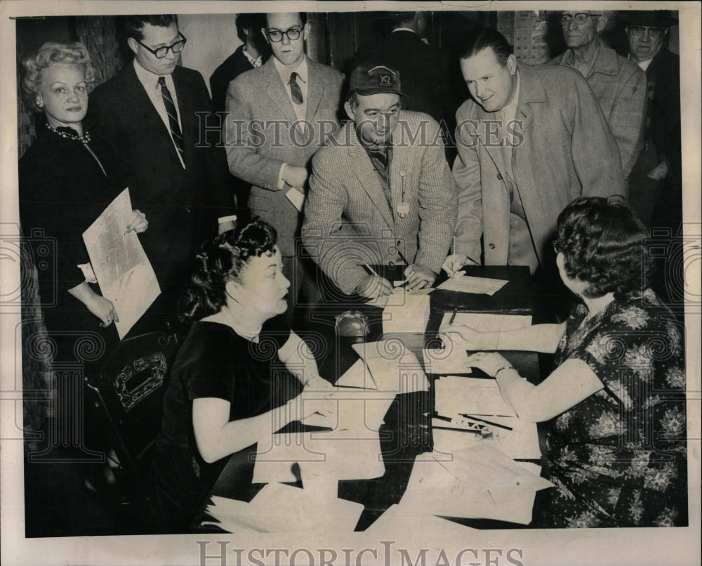 1960 Press Photo Francis Gust first online in voting in - RRW90227 - Historic Images