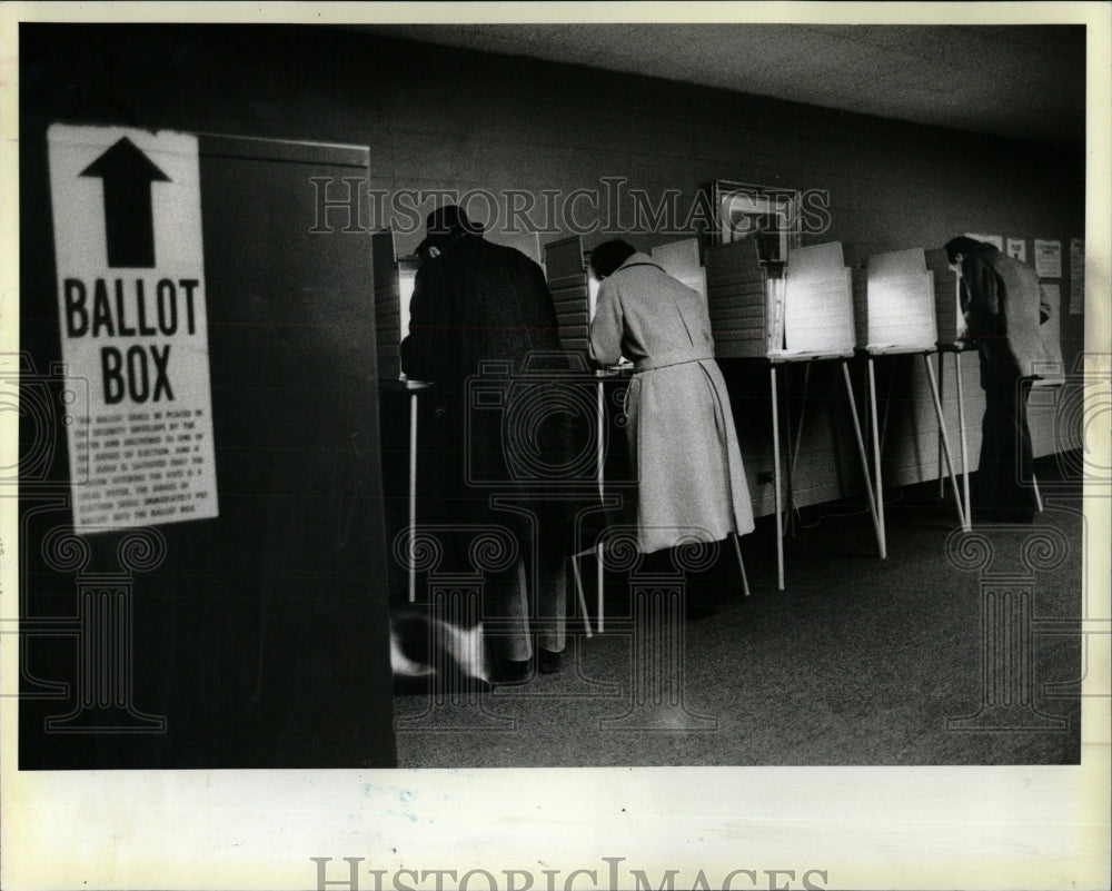 1984 Press Photo voter cast ballots Evanston College - RRW90233 - Historic Images