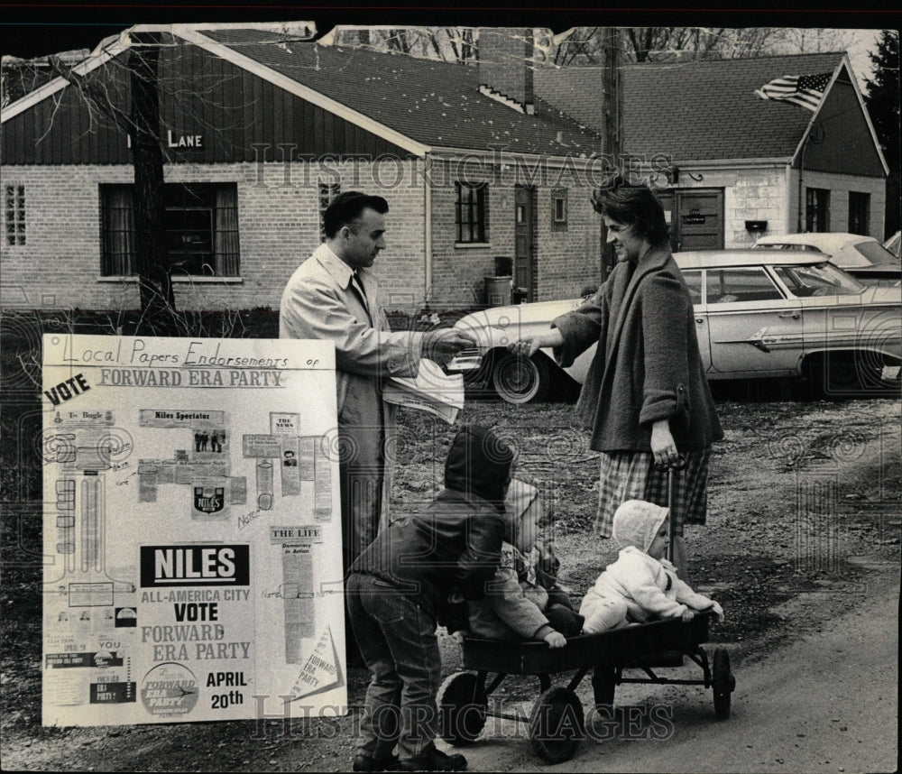 1965 Press Photo Family Arrives Polling Place Chicago - RRW90249 - Historic Images