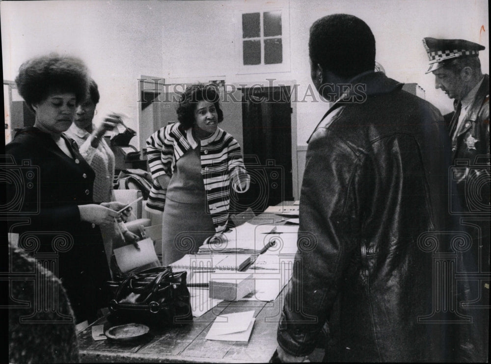 1971 Press Photo Election judge ordering a man claiming - RRW90251 - Historic Images