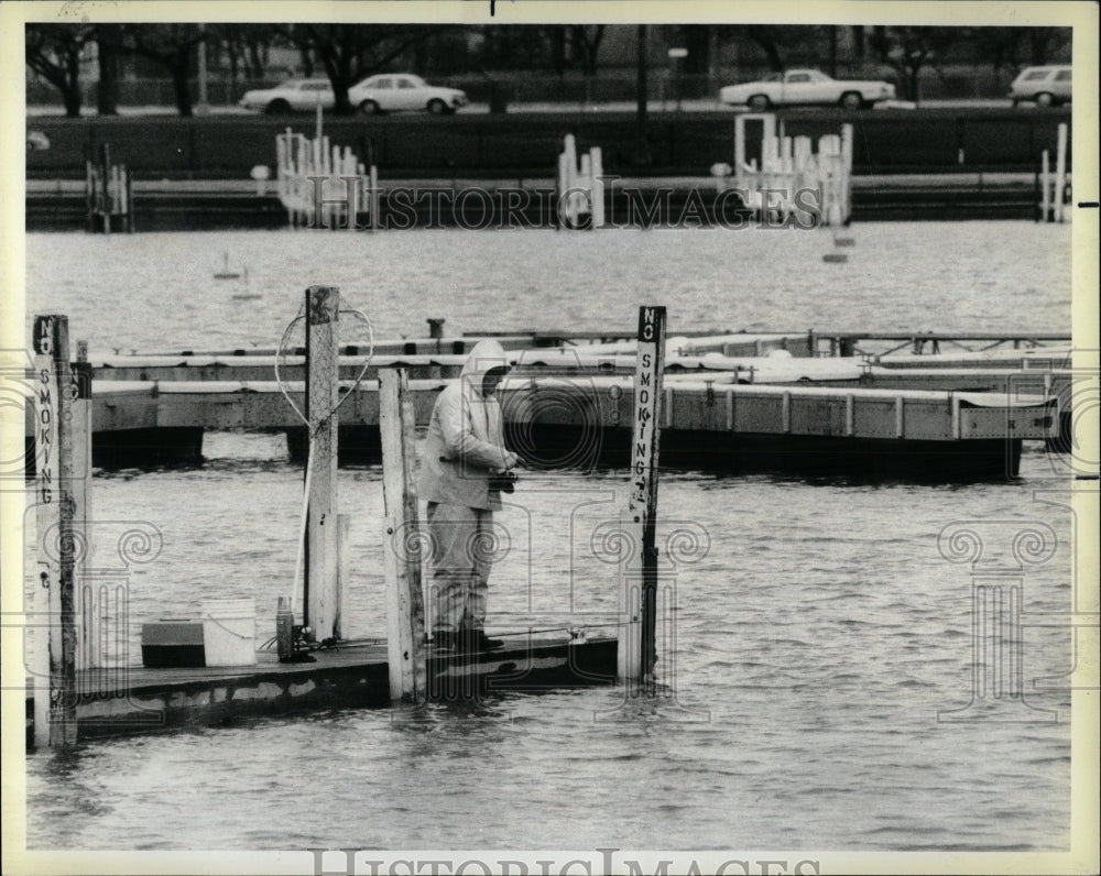 1986 Press Photo Burnham Harbor Pier Fisherman - RRW90287 - Historic Images