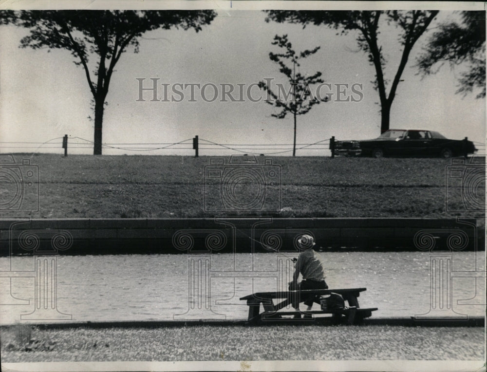 1973 Press Photo Fisherman Diversey Harbor Picnic Table - RRW90289 - Historic Images