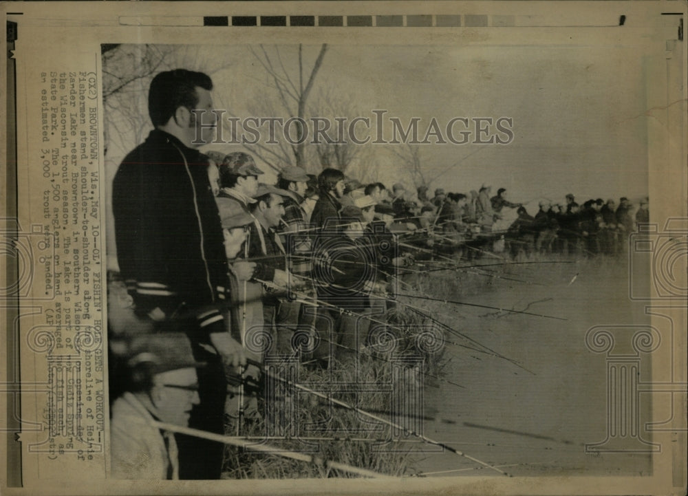 1971 Press Photo Fisher man stand shoulder to shoulder - RRW90293 - Historic Images