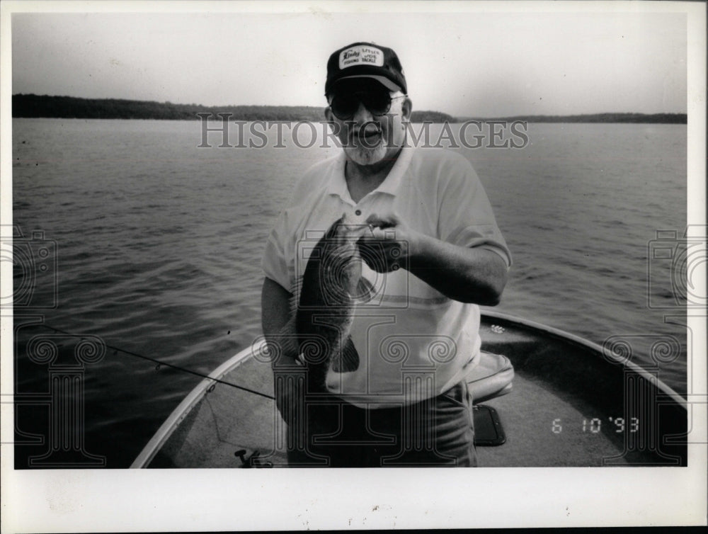 1993 Press Photo Fisherman Holding Caught Bass Mendota - RRW90295 - Historic Images