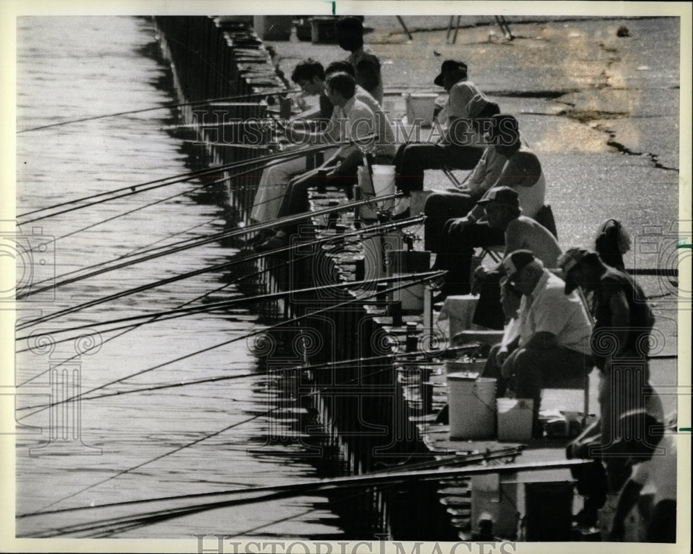 1984 Press Photo Anglers pack Burnham Harbor - RRW90297 - Historic Images