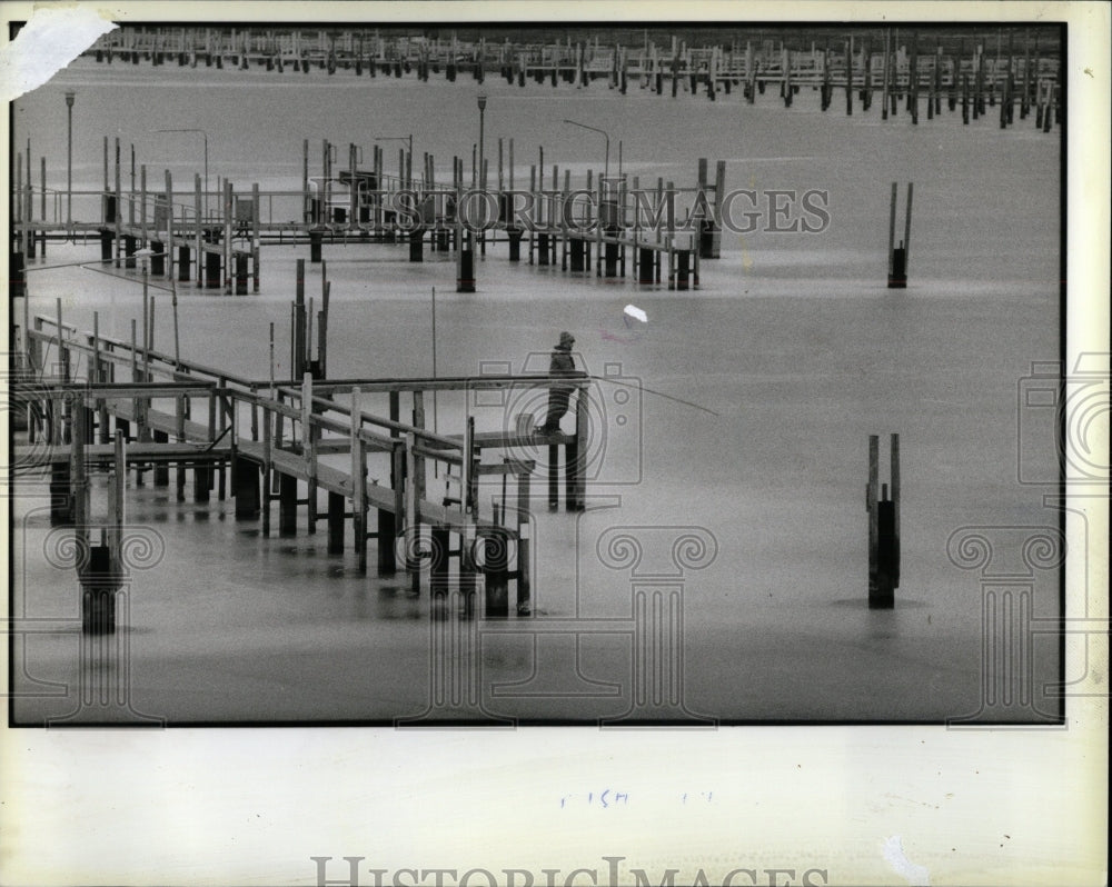 1983 Press Photo Mike Tomasik fishes Burnham Harbor - RRW90301 - Historic Images