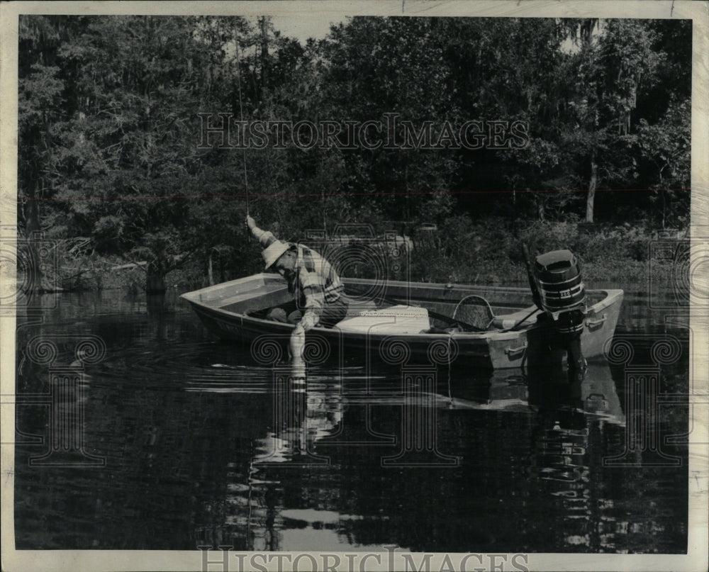 1978 Press Photo Fisherman in His Boat - RRW90371 - Historic Images