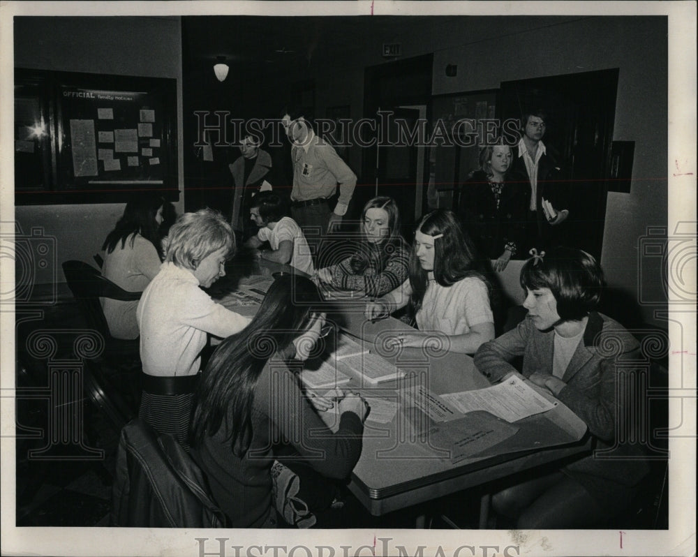 1972 Press Photo 18 yr old students of Rosary College - RRW90405 - Historic Images