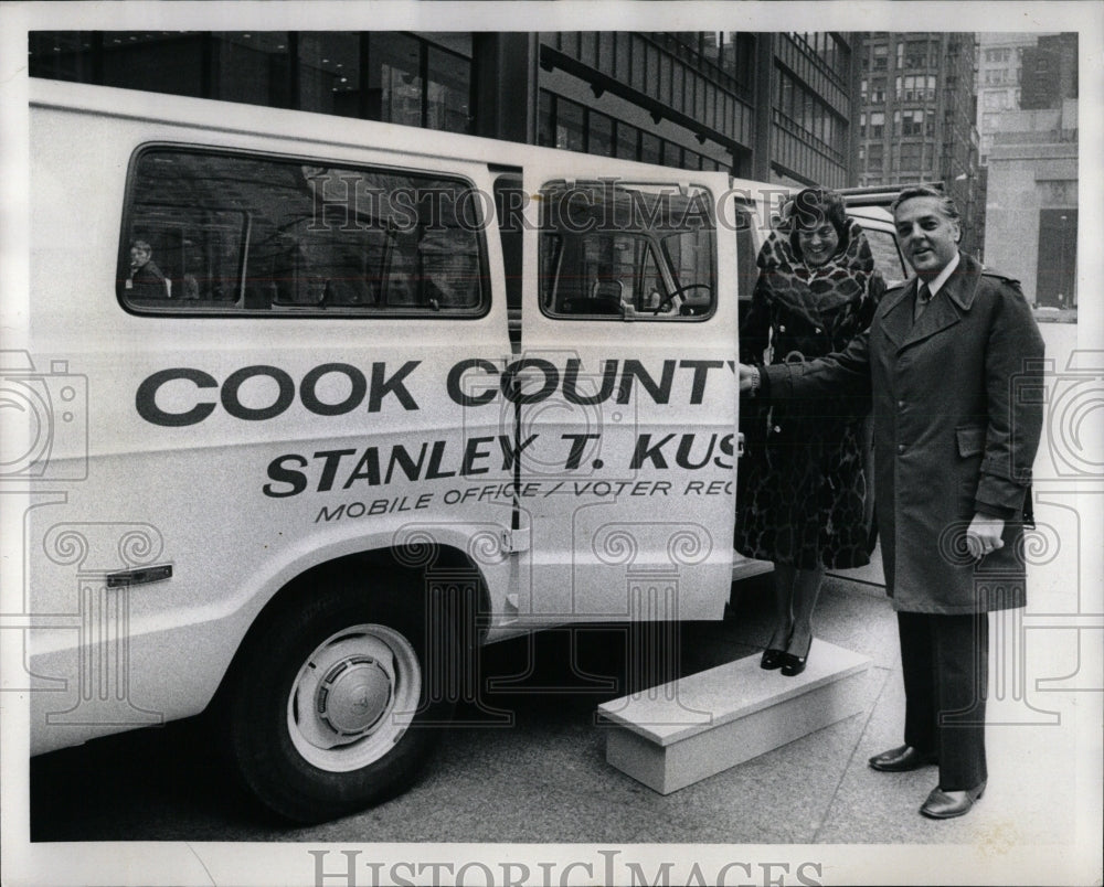 1973 Press Photo Cook County Voter Registration Mobile - RRW90407 - Historic Images