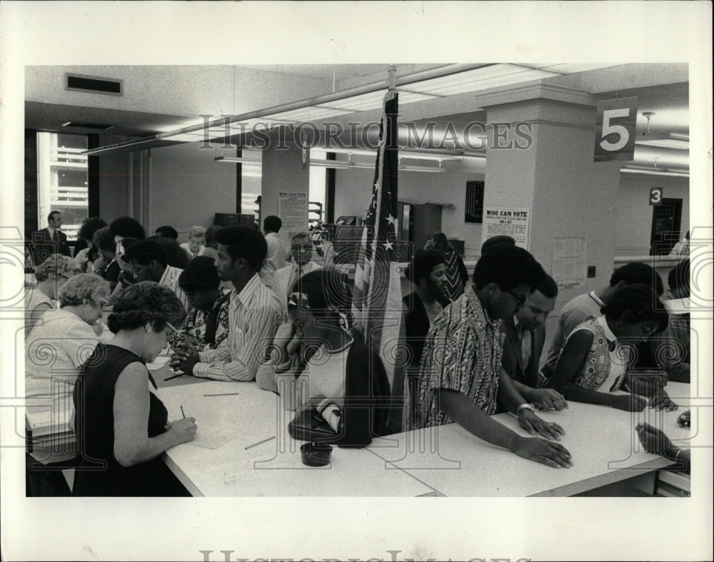 1971 Press Photo Young People Registering to Vote - RRW90415 - Historic Images