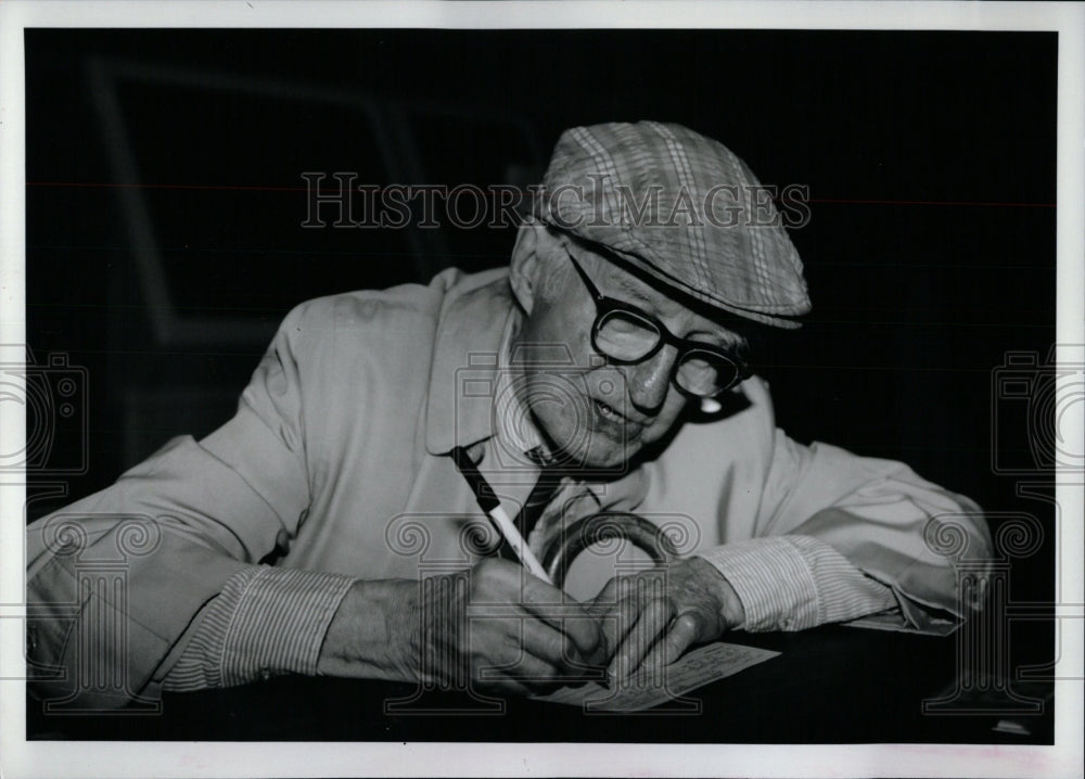 1992 Press Photo Paul Hansen 91 yrs old preparing vote - RRW90421 - Historic Images