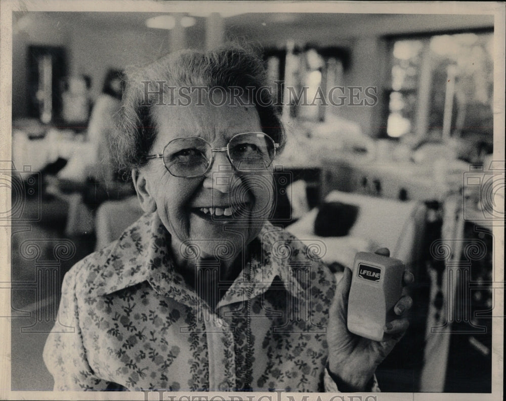 1981 Press Photo Nora Bourgo Shows Summon Aid Button - RRW90453 - Historic Images