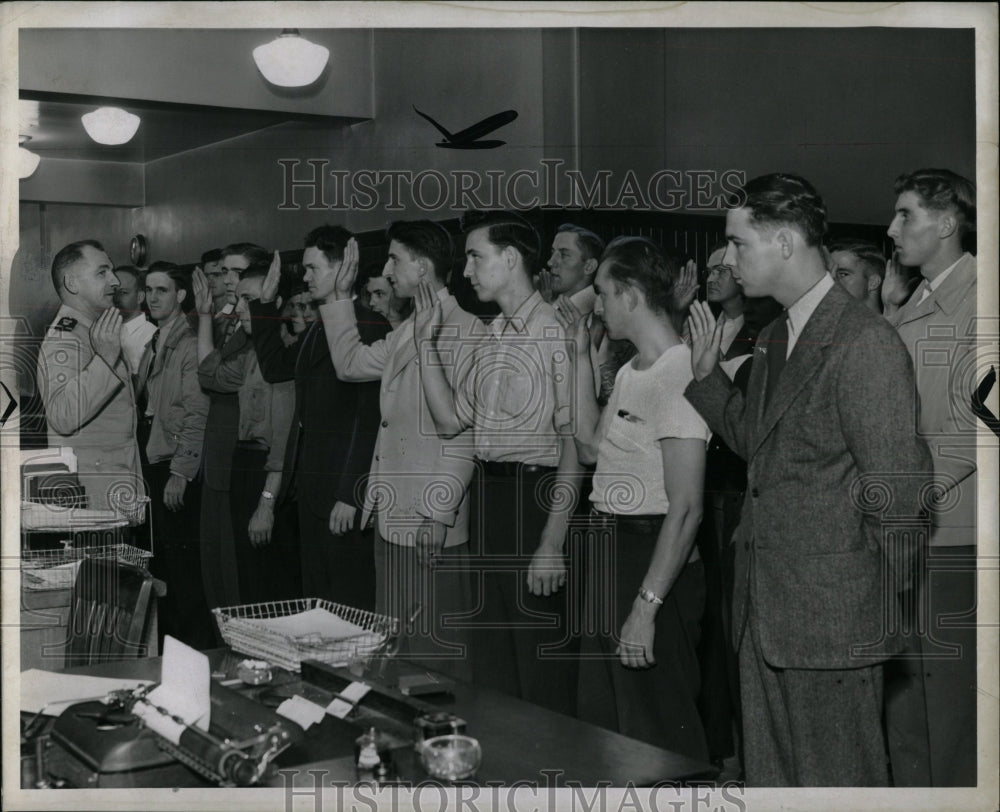 1942 Press Photo Coast Guard recruiting Detroit - RRW90515 - Historic Images
