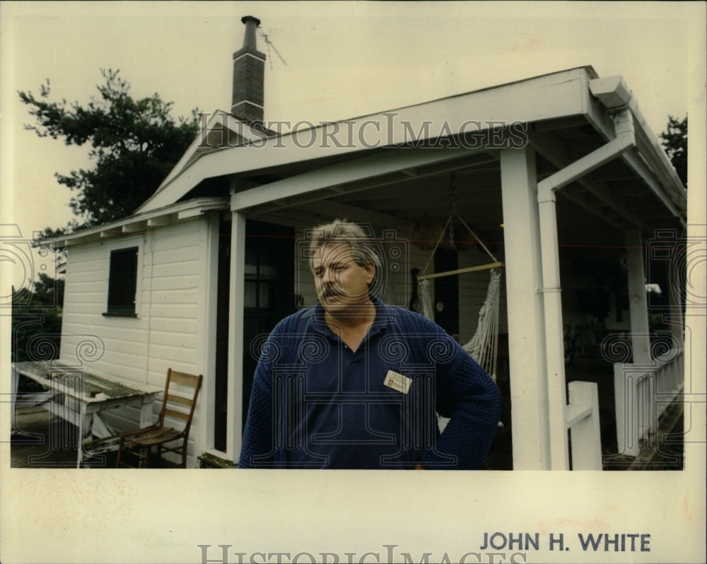 1992 Press Photo Conservation worker Bob Grosso&#39;s hse - RRW90575 - Historic Images