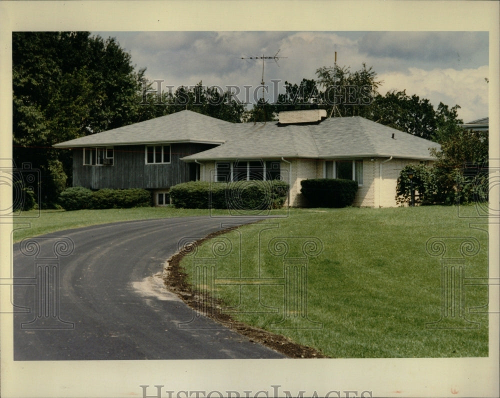 1992 Press Photo Home in Cook Country Forest Preserve - RRW90579 - Historic Images