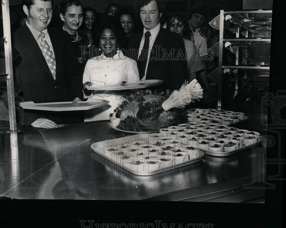 1973 Press Photo Employees Continental Bank Feast - RRW90591 - Historic Images