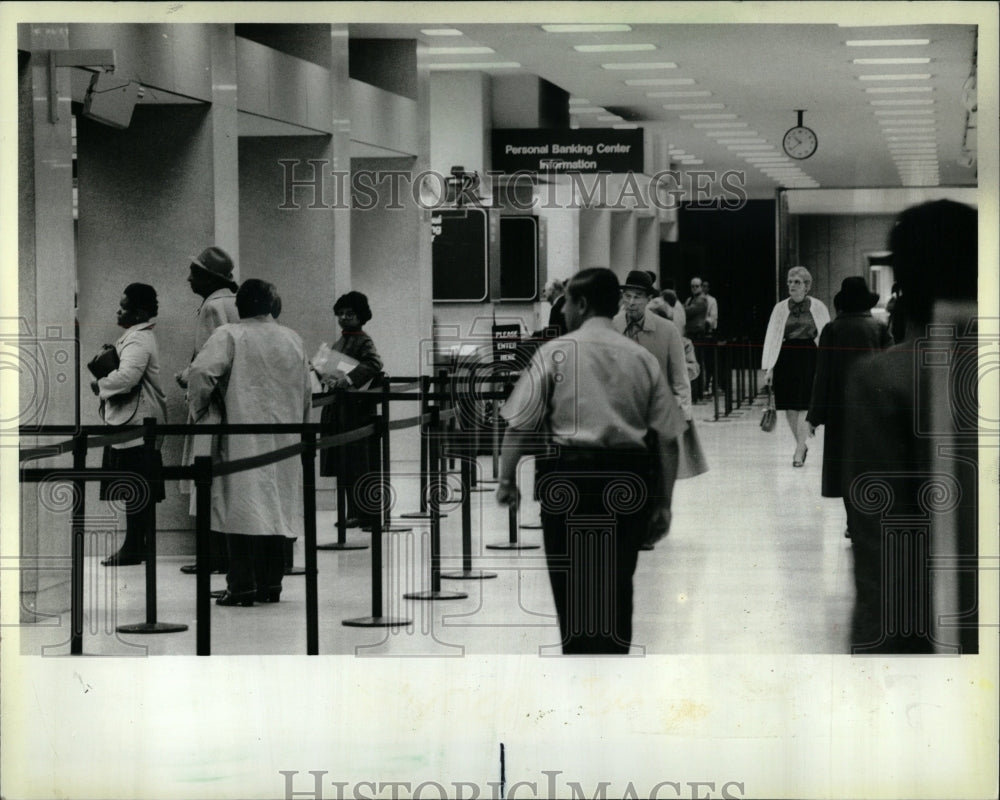 1984 Press Photo Banking as usual at a Continental bank - RRW90613 - Historic Images