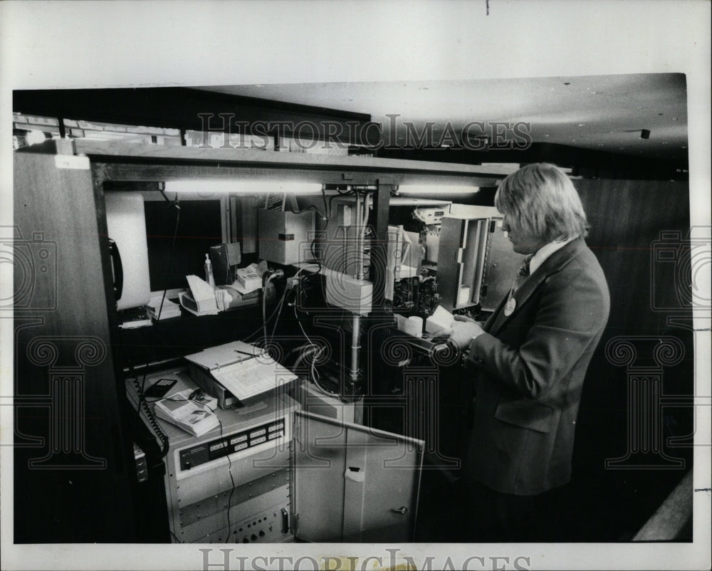 1976 Press Photo Ed Rybicki Continental Bank Employee - RRW90617 - Historic Images