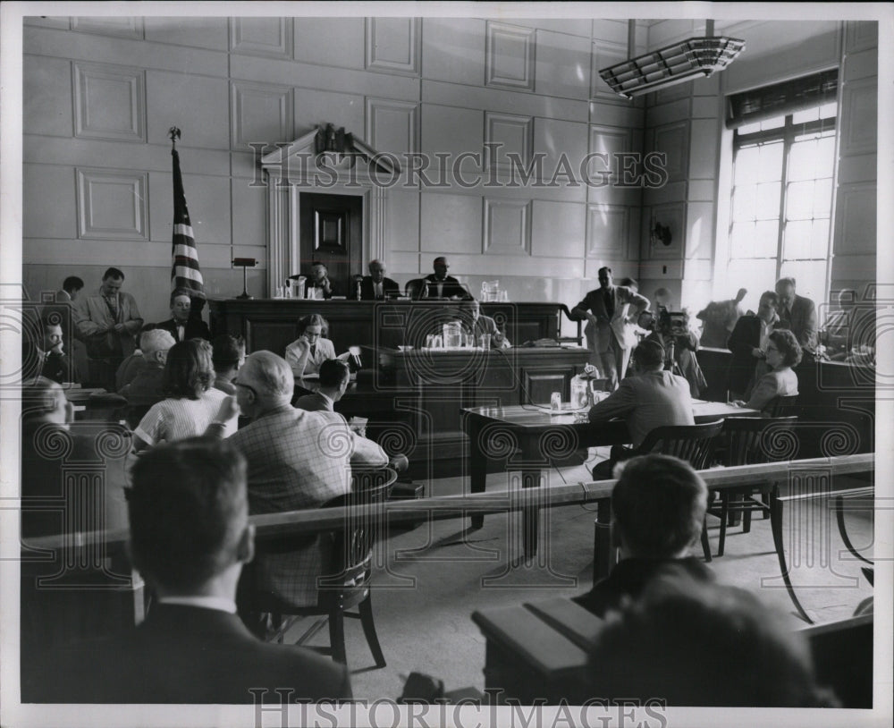 1954 Press Photo Harold Mikkelsen on Stand in Court - RRW90671 - Historic Images