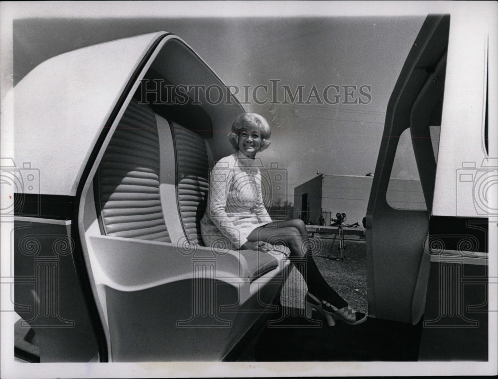 1972 Press Photo Maxine Sutt New Transit System - RRW90765 - Historic Images