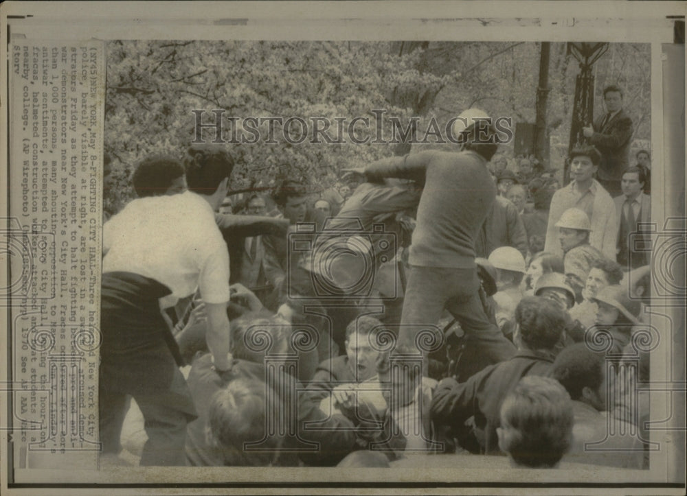 1970 Press Photo Pro and Anti-War Demonstrators Clash - RRW90841 - Historic Images