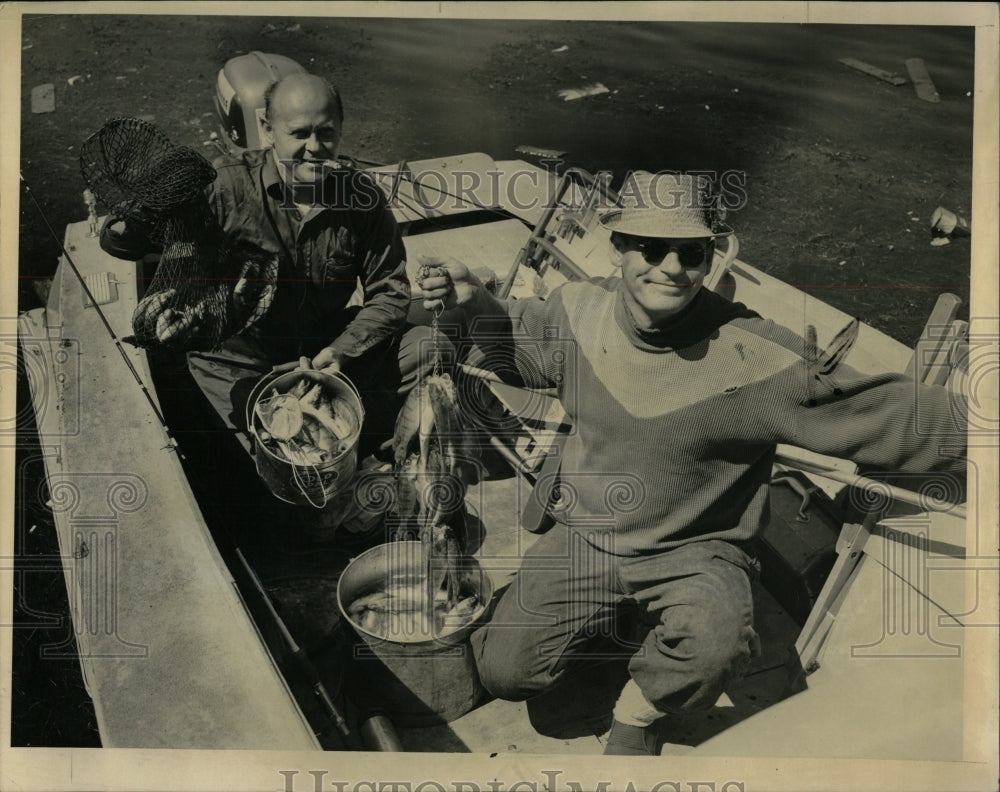 1963 Press Photo Vernon Gilbertson catching fish - RRW90893 - Historic Images