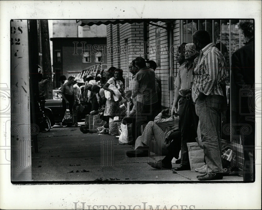 1980 Press Photo Detroit MI distributes groceries - RRW91013 - Historic Images