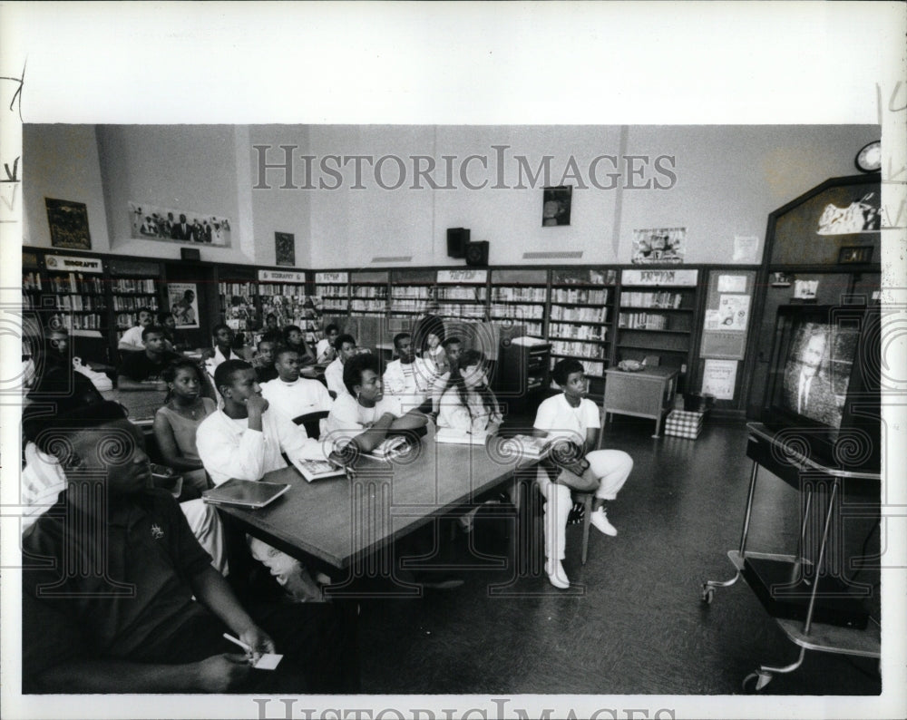 1989 Press Photo Detroit&#39;s Denby HS students listen - RRW91021 - Historic Images