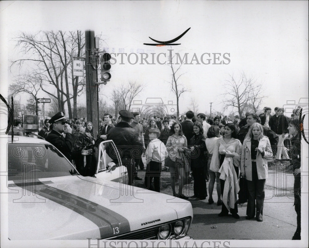 1970 Press Photo R.L. Roberts speaks to Denby High kids - RRW91033 - Historic Images