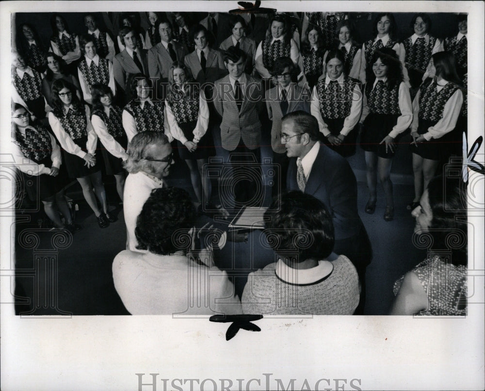 1973 Press Photo Mayor Gribs &amp; Denby High School Choir - RRW91035 - Historic Images