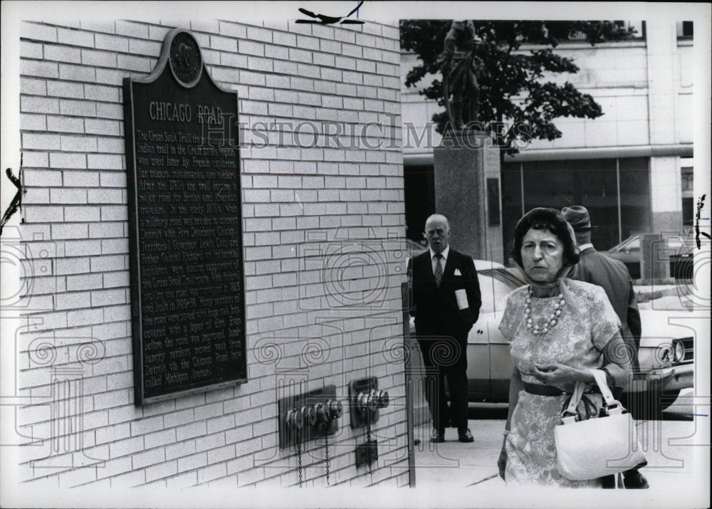 1972 Press Photo Old Chicago Road History Marker Sign - RRW91043 - Historic Images