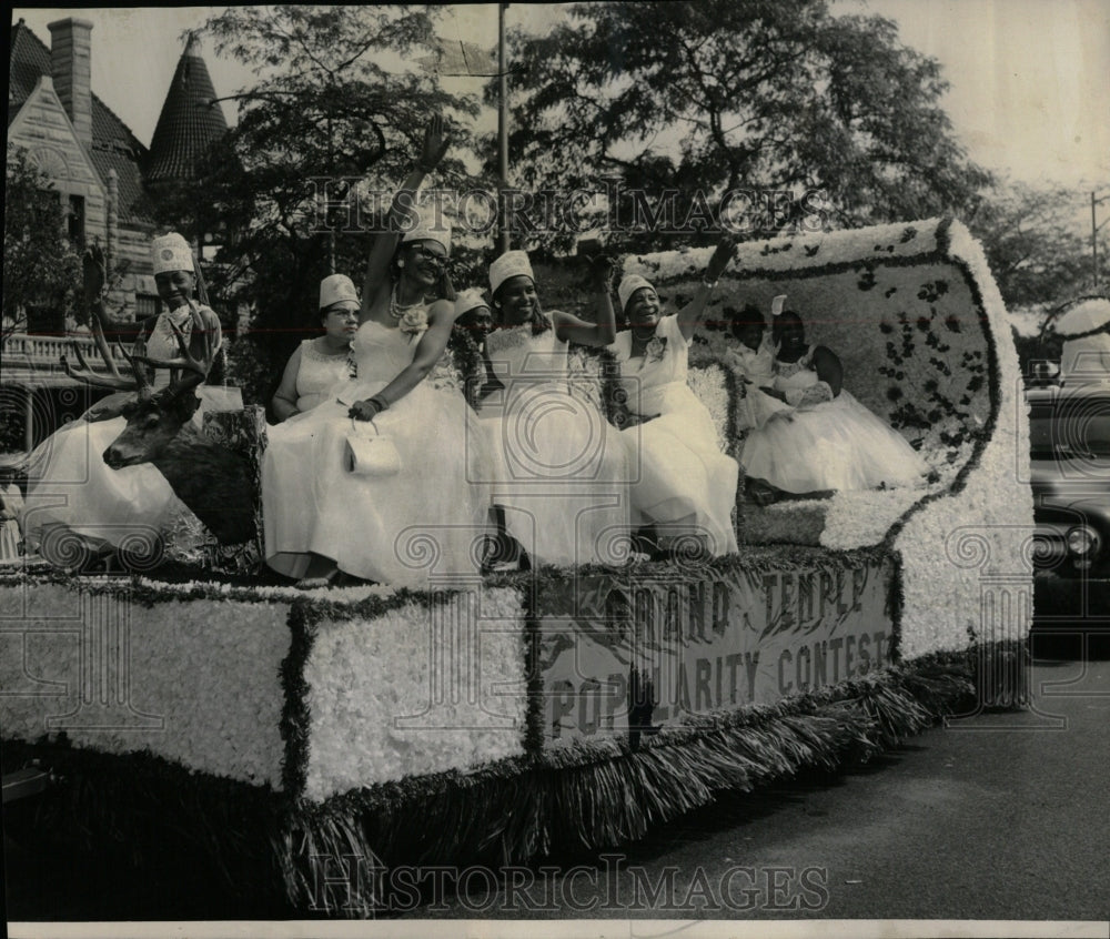 1960 Press Photo Elks Parade Float carries pretty girls - RRW91107 - Historic Images