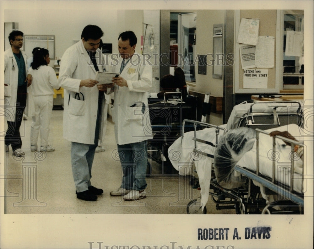 1993 Press Photo Medical Work Cook County Hospital - RRW91125 - Historic Images