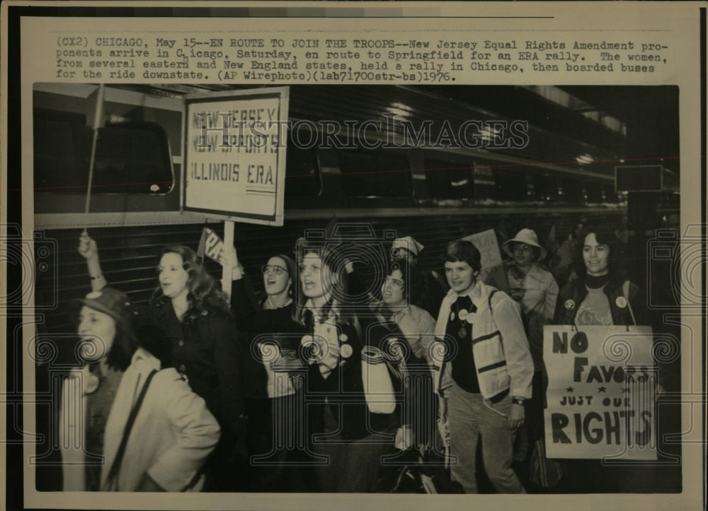 1976 Press Photo N.J. ERA Proponents arrive in Chicago. - RRW91151 - Historic Images