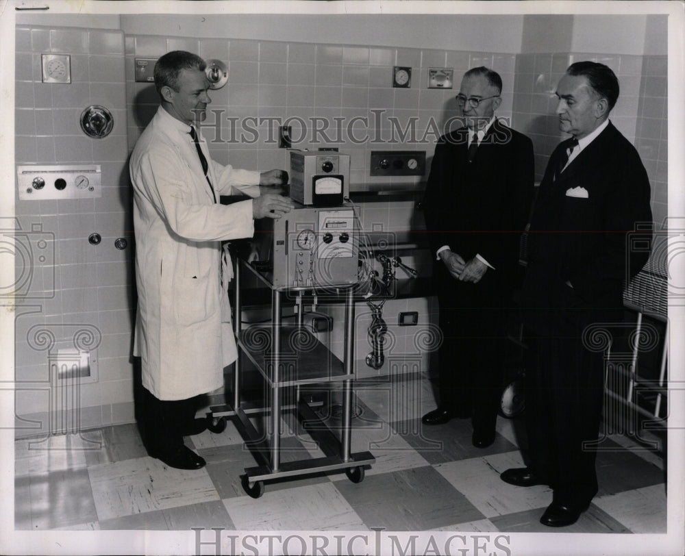 1962 Press Photo New Monitoring Device at Cook County - RRW91153 - Historic Images