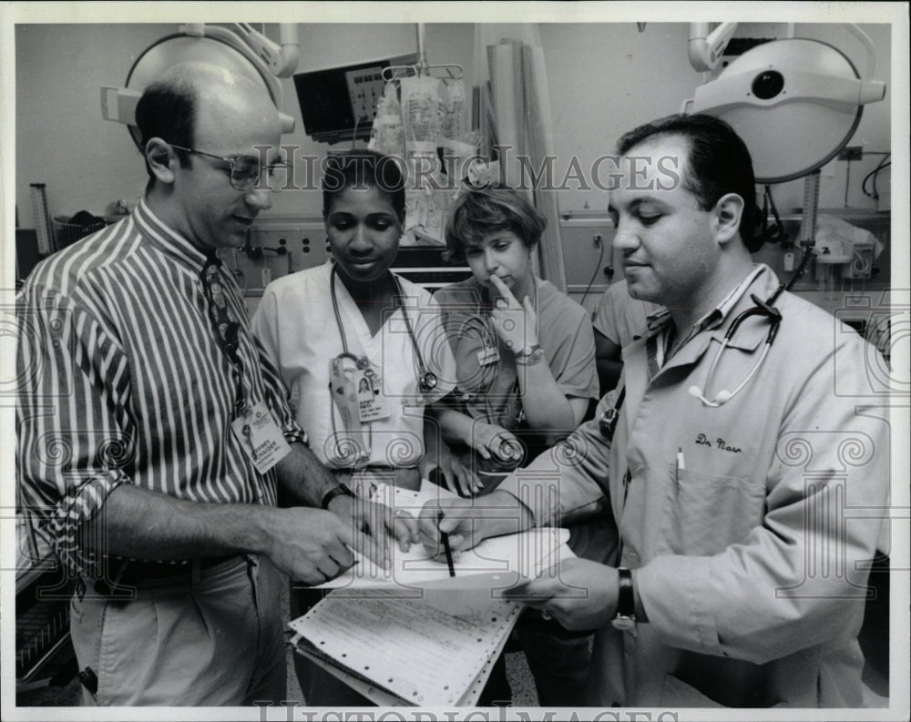 1993PressPhoto Dr.Jeff &amp; nurses check ER patients chart - RRW91155 - Historic Images