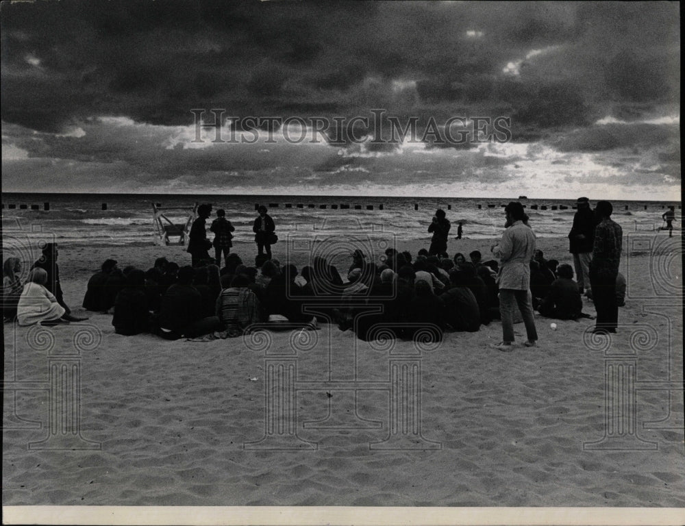 1968 Press Photo Chicago Yippies have meeting on beach - RRW91173 - Historic Images