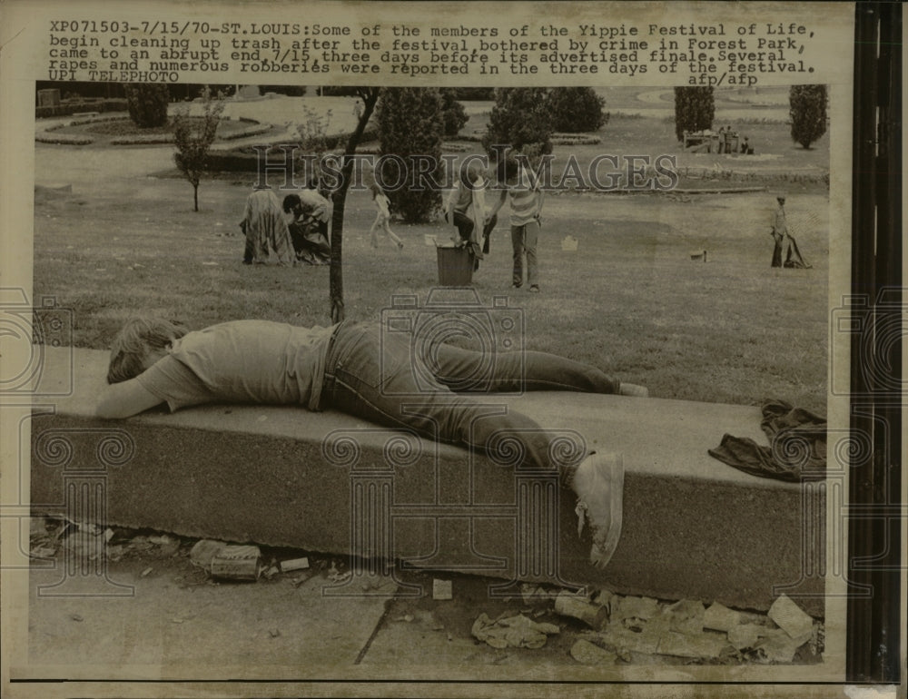 1970 Press Photo St. Louis Yippie Festival clean up - RRW91179 - Historic Images