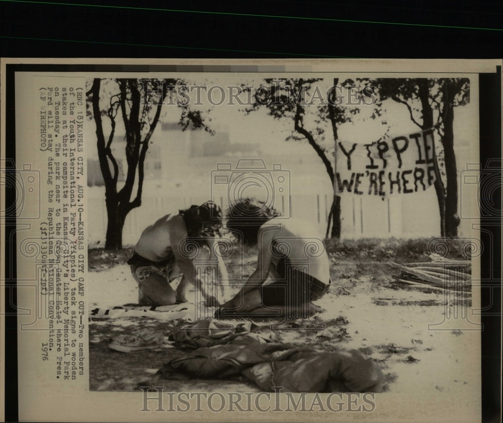 1976 Press Photo Yippies make signs for Republican meet - RRW91183 - Historic Images