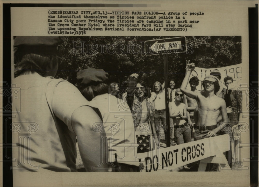 1976 Press Photo Yippies Face Police - RRW91185 - Historic Images