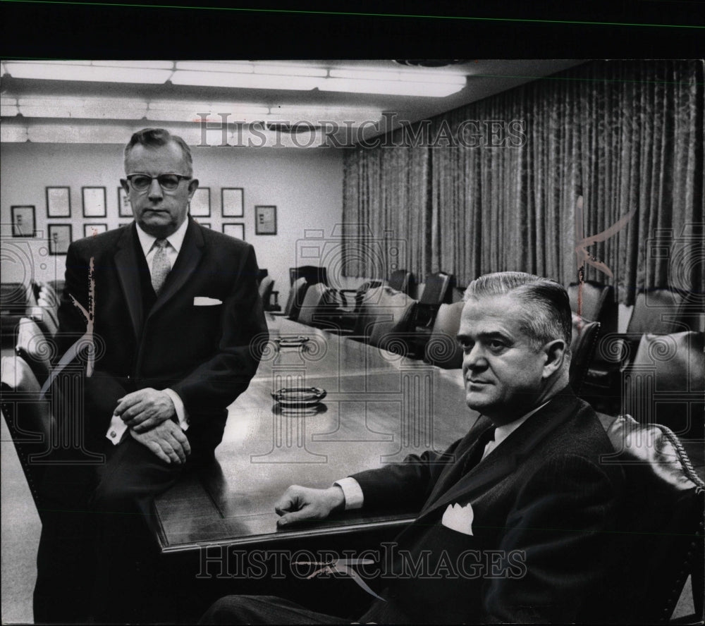 1961 Press Photo GM VP Louis G. Seaton Earl R Bramblett - RRW91231 - Historic Images